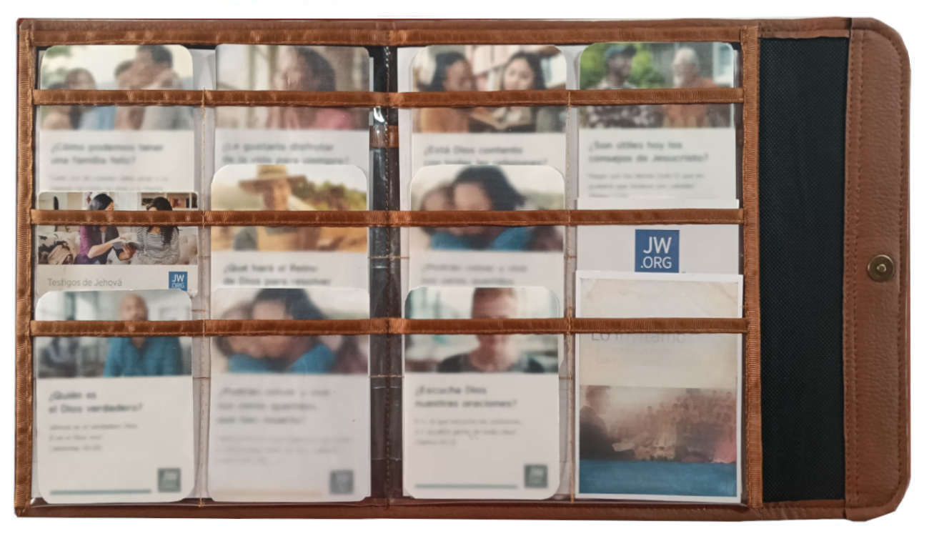 Interior central. 9 apartados separados para todos los nuevos tratados. Espacios para las tarjetas de contacto y/o invitaciones para las reuniones.